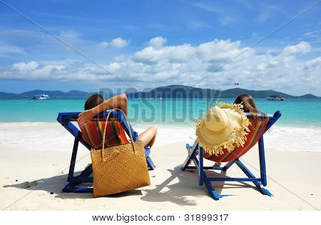 Para na tropikalnej plaży