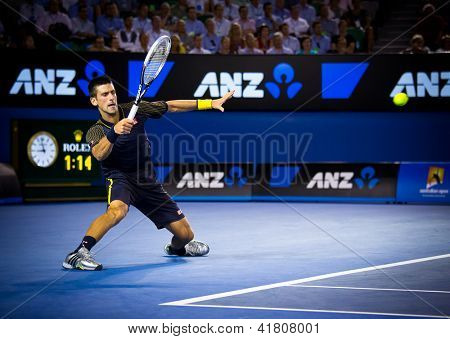 MELBOURNE - el 24 de enero: Novak Djokovic de Serbia en su victoria final semi sobre David Ferrer de España en