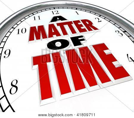 Le parole di una questione di tempo su un orologio per rappresentare momenti di passaggio e un conto alla rovescia ticchettio o deadli