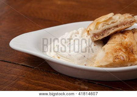 Frisches Baklava mit Eis
