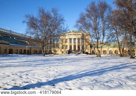 Kiryanovo Estate, The Dacha Of Princess Vorontsova-dashkova, Has The Shape Of A Horseshoe, Built In 