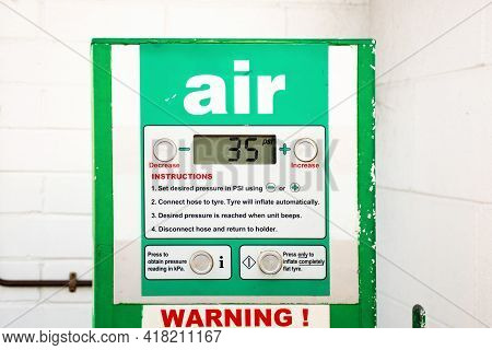 Air Service For Vehicle Tires. Automatic Inflator With Pressure Level Indicator On 35 Psi At Gas Sta