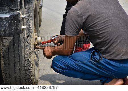 Tyre Air Pressure Checking On The Highway