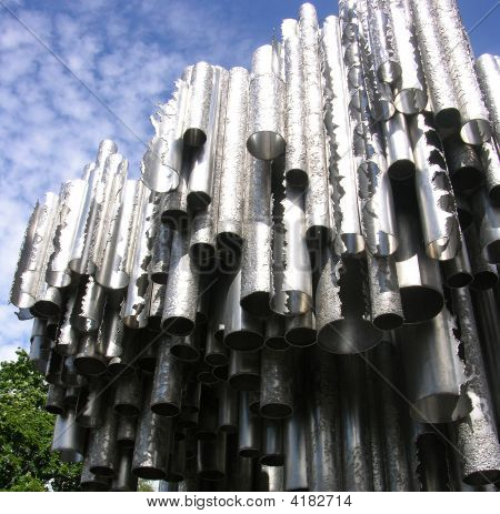 Monumento para o grande compositor finlandês Yana Sibeliusu em uma cidade de Helsínquia