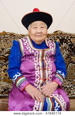 Žena senior Buryat (mongolsky)