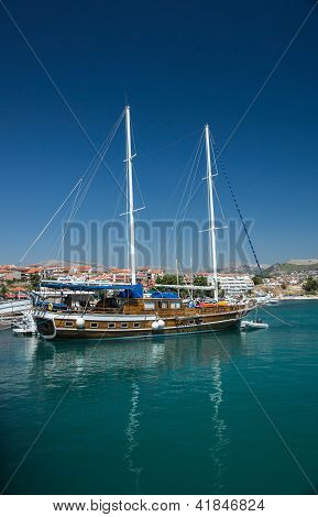 Old fashion Yacht in legno In una baia