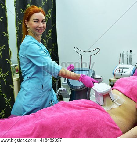 The Master Carries Out The Cryolipolysis Procedure In The Beauty Salon. Body Shaping, Reduction Of B