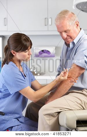 Doktor dává mužský pacient injekce