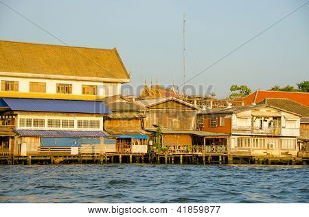 Bangkok, Thailandia - case fatiscenti dal fiume Chao Praya