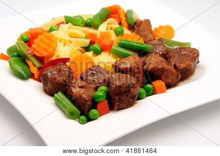 Gulasch mit GemÃ¼se und EinfÃ¼gen