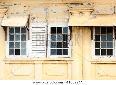 Zchátralé Windows faleš sklem