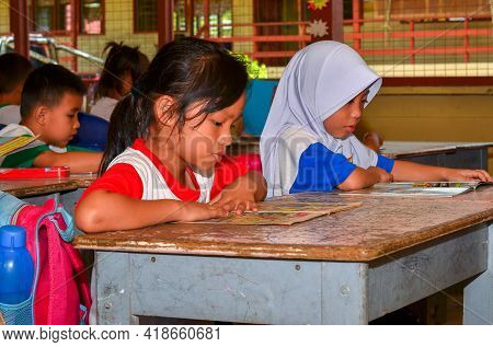 Keningau,sabah,malaysia-apr 21,2015:malaysian School Children Students Reading Book Study In Classro