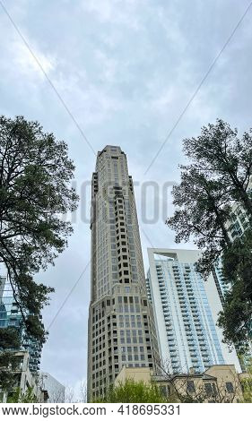 Atlanta, Ga Usa-march 28, 2021:  Condominiums And Corporate Buildings In The Buckhead District Of At