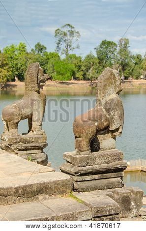 Srah Srang baray, guardian lions, Angkor, Kamboçya