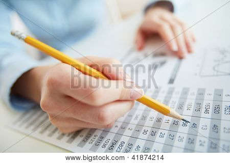 Close-up billede af en finansiel arbejdstager analysere statistiske data