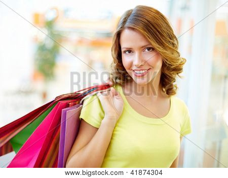Portræt af en shopping pige med flirtende kig