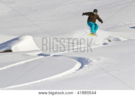 Travesía de snowboarder