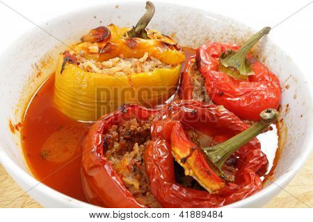Una escudilla, recién salido del horno, l que contiene pimiento relleno con carne picada de ternera, tomate, perejil, Gogeta