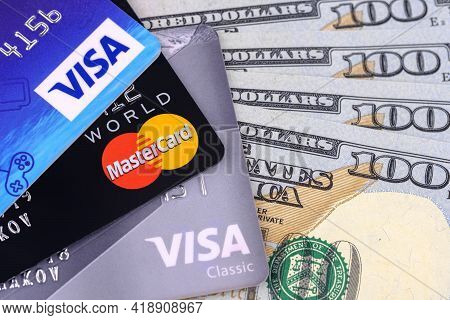 Moscow - 22 Februar 2020: Credit Cards, Visa And Mastercard With American Dollars.