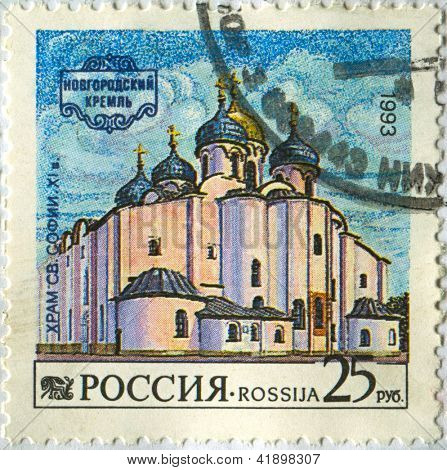 Rusland - CIRCA 1993: Et frimærke, trykt i Rusland viser billede af Novgorod Kreml, katedralen af