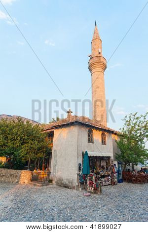 モスタル、ボスニア - 8 月 9 日： 小さな土産物店のミナレットの背景 Mosta に 2012 年 8 月 9 日にで