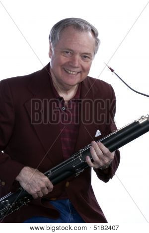 Starší muž fagot hudebník na bílém pozadí