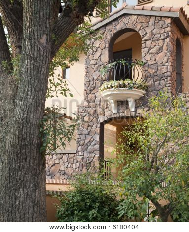 Kemerli kapı ve balkon