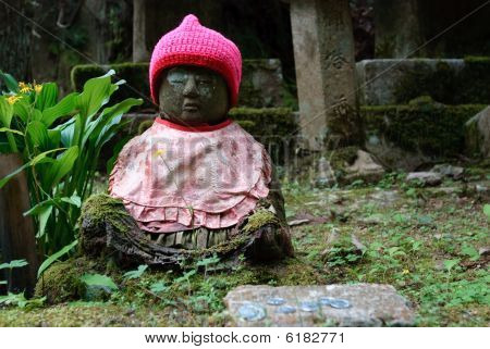 小さな仏高野山に赤い帽子。