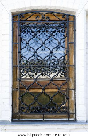 Finestra con griglia decorativa