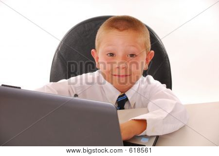 Menino de negócios quatro