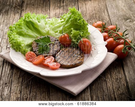 grilled seitan with tomatoes and salad