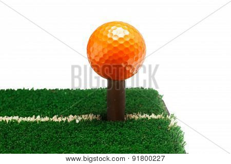 GGolf ball on green grass, selective focus