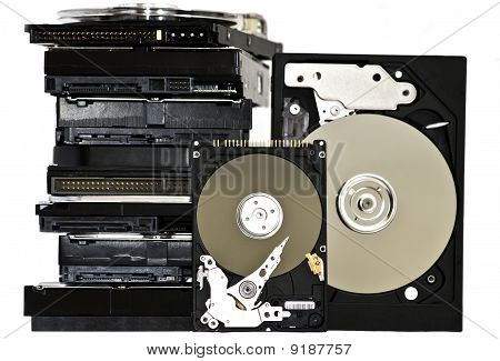 Molti aprire Hard Disk isolato su sfondo bianco.
