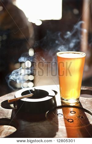 Volle Bierglas und Zigarette Rauch stieg im Nachtclub.