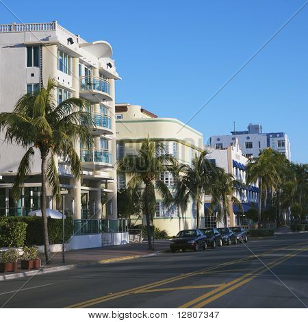 Budovy a ulice ve čtvrti art deco v Miami, Florida, USA.