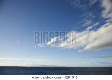 Cielo blu con soffici nuvole bianche oltre oceano horizen.