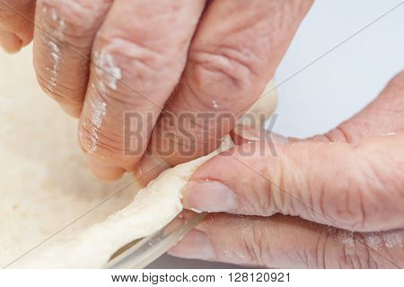 Quiche lorraine preparation : Decorating the edge of the quiche lorraine dough in the baking dish