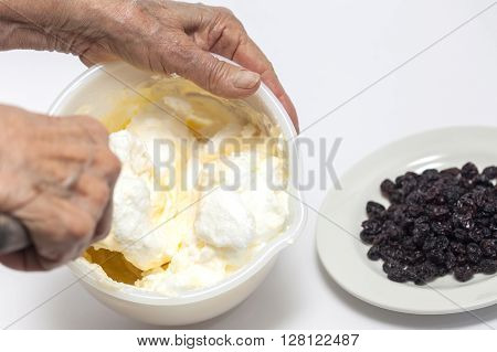 Preparation process of the  topfen füllen filling