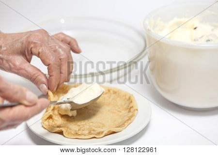 Filling a crepe to prepare a topfen füllen