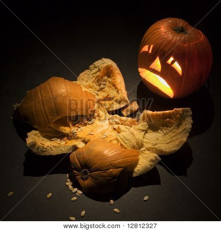 Verärgert, Jack O' Lantern betrachten zertrümmerten Kürbis.