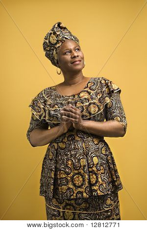 Afro-americano femmina adulto in abito africano.