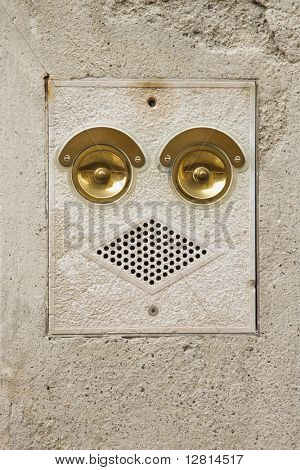 Gros plan de la sonnerie et le haut-parleur sur le côté du bâtiment qui ressemblent à un visage à Venise.