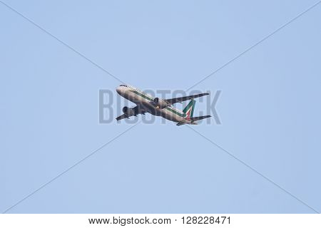 Flying Airbus 320 Aircraft, Alitalia Domestic Flight