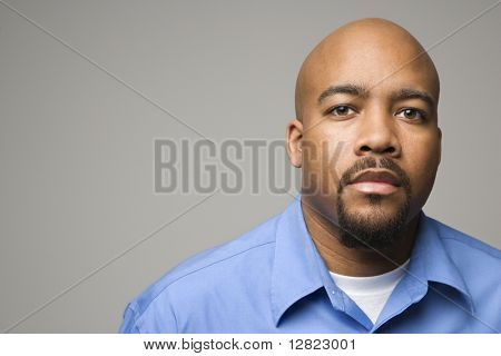 Szürke háttérrel afrikai amerikai férfi portréja.