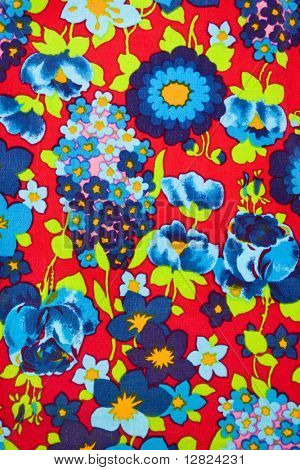 Close-up de tecido vintage com flores vibrantes de azul e turquois impresso em poliéster.