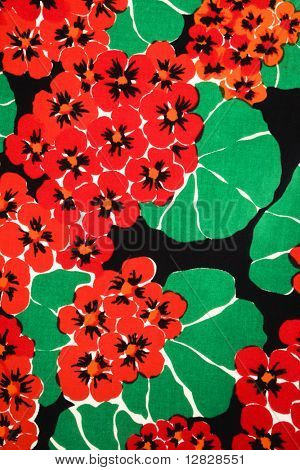 Close-up de tecido vintage com gerânios vermelhos vibrantes e verdes folhas impressa em poliéster.