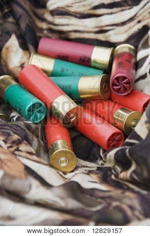 ถ่ายภาพนิ่งของกระสุนปืนลูกซองกับเสื้อผ้าพราง