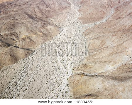 Vista aerea del torrido deserto della California con conformazioni rocciose.