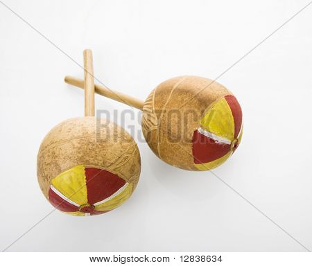 Par af håndlavet mexicansk maracas Slaginstrumenter på hvid baggrund.