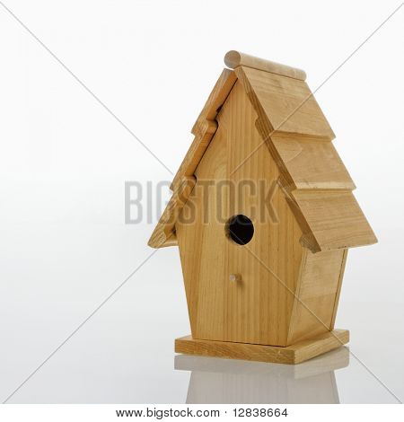 Dřevěný holubník proti Bílému pozadí.